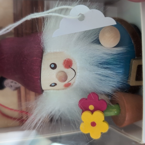 German Made Wooden Gnome with Flowers Ornament New in Box - Picture 5 of 6